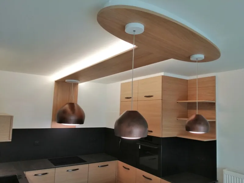 Plafonnier de cuisine, éclairage indirect. Hotte FALMEC et luminaires assortis. UNIK création Hazebrouck