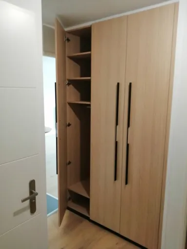 Dressing avec portes battantes, lignes verticales