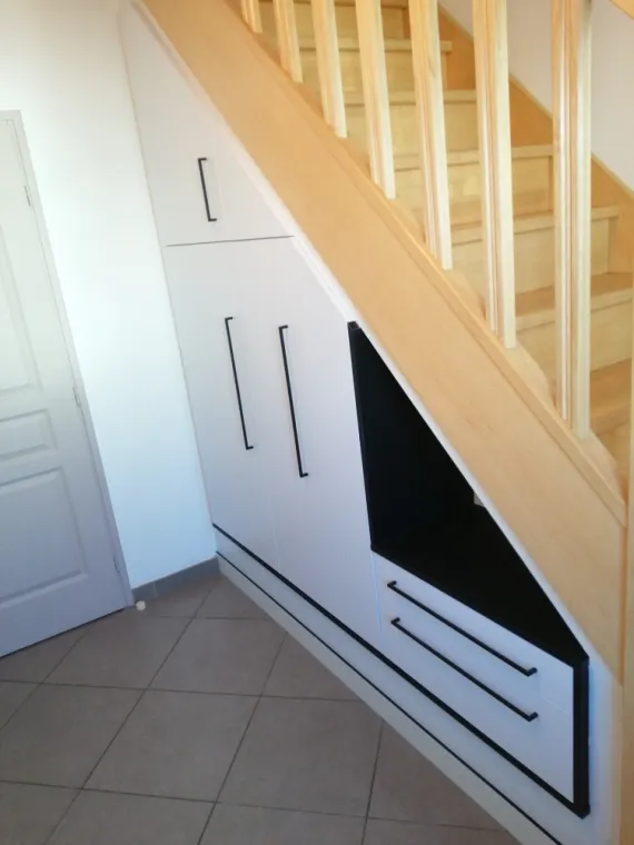 Rangement d'entrée sous escalier